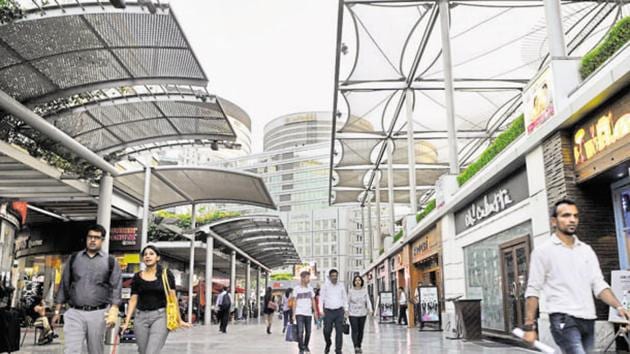 The Supreme Court’s mandate that sale of liquor will not be allowed within 500 metres of national and state highways affects Gurgaon’s upscale CyberHub that comes within the vicinity of the Delhi-Gurgaon Expressway. (HT File Photo) The Supreme Court’s mandate that sale of liquor will not be allowed within 500 metres of national and state highways affects Gurgaon’s upscale CyberHub that comes within the vicinity of the Delhi-Gurgaon Expressway. (HT File Photo)
