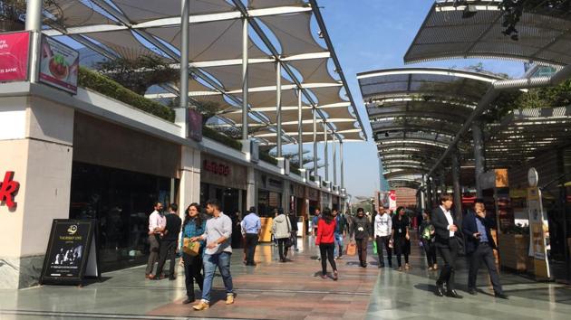As many as 34 pubs and bars in Gurgaon’s upscale DLF CyberHub, near the Delhi-Gurgaon Expressway, are facing an uncertain future after the SC mandated that sale of liquor will not be allowed within 500 metres of national and state highways. (Parveen Kumar/HT Photo) As many as 34 pubs and bars in Gurgaon’s upscale DLF CyberHub, near the Delhi-Gurgaon Expressway, are facing an uncertain future after the SC mandated that sale of liquor will not be allowed within 500 metres of national and state highways. (Parveen Kumar/HT Photo)