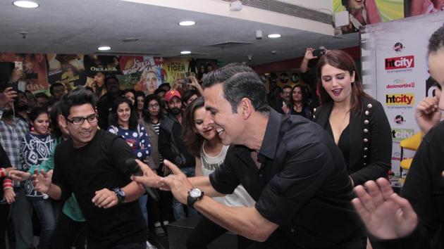 And in the end, Akshay and Huma sportingly joined in.   (SHIVAM saxena/ht photo) 