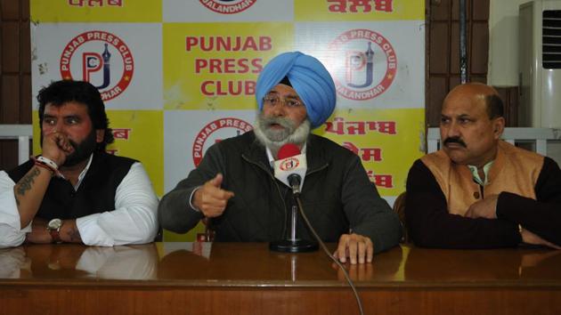 AAP senior leader HS Phoolka addressing a press conference in Jalandhar on Tuesday.(Pardeep Pandit/HT Photo)