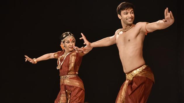 Mallika Sarabhai performs with her son Revanta at the Hindustan Times Kala Ghoda 2017 at Cross Maidanon Tuesday.(Anshuman Poyrekar/HT)