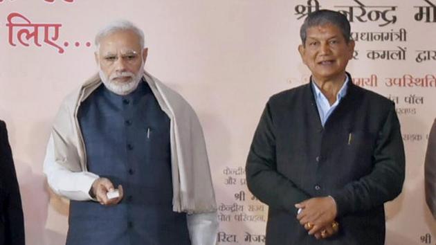 Prime Minister Narendra Modi with Uttarakhand CM Harish Rawat at the Char Dham Rajmarg Vikas Pariyojna in Dehradun.(PTI File Photo)
