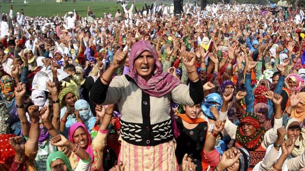 Protesters during a dharna in Jassia village in Rohtak. The Jat community has also been demanding the government to take back all the cases registered against protesters during their 2016 agitation in Haryana.  (Manoj Dhaka / HT Photo) 