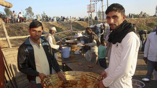 Dilbag Duhan (left) serves langar at Jassia village during the Jat protest.   (Manoj Dhaka / Ht photo) 