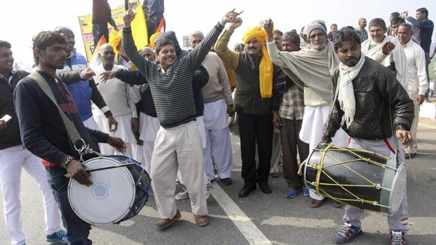 Jat protesters dancing  during their dharna  in Jassia . Despite enforcement of Section 144 of the CrPC, barring an assembly of more than four people along the national highways and public spots, the roads are thronged by thousands of protesters everyday. (Manoj Dhaka /  HT photo) 