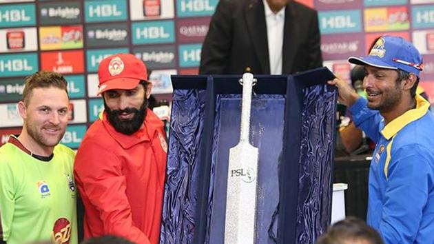 Pakistan Super League’s (PSL’s) Hanif Mohammad Award for the Best Batsman being unveiled by Brendon McCullum, Misbah-ul-Haq and Kumar Sangakkara in Dubai on Thursday.(Pakistan Super League FB page)