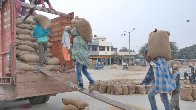 The dispute had erupted after the RBI pointed out a gap between the existing stocks of grains and the money shown to have been spent on procurement.(HT File Photo)