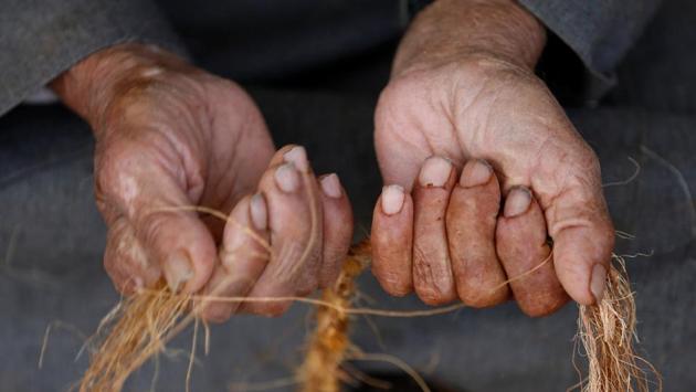 A man makes handmade ropes during the festival. (Faisal Al Nasser / REUTERS)