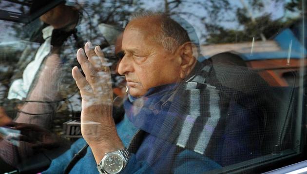 Samajwadi Party (SP) Mulayam Singh Yadav with brother and party leader Shivpal Yadav at his residence in Lucknow. The runup to the elections resulted in a clash between Mulayam and his son Akhilesh. (Ashok Dutta / HT Photo)