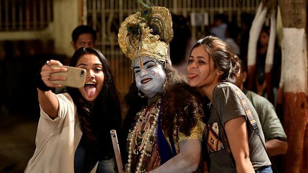 When you see a mythological figure, you might as well take a photograph. (Arijit Sen/HT PHOTO) 