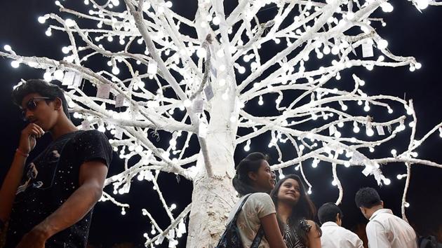 People under the ‘wish tree’ at Cross Maidan. (Anshuman Poyrekar/HT PHOTO) 