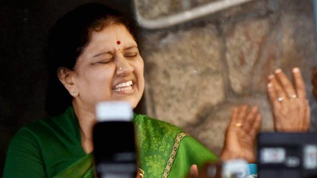 AIADMK General Secretary VK Sasikala speaks to media at Poes Garden in Chennai.(PTI Photo) AIADMK General Secretary VK Sasikala speaks to media at Poes Garden in Chennai.(PTI Photo)