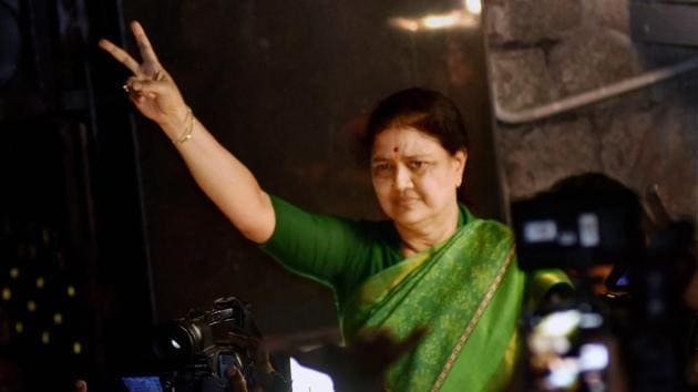 AIADMK general secretary VK Sasikala shows the victory sign as she comes out to address media at Poes garden in Chennai on Wednesday.(PTI) AIADMK general secretary VK Sasikala shows the victory sign as she comes out to address media at Poes garden in Chennai on Wednesday.(PTI)