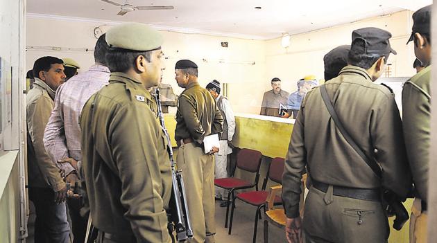 Policemen at Manappuram branch on New Railway Road in Gurgaon on Thursday. (PARVEEN KUMAR/HT PHOTO) Policemen at Manappuram branch on New Railway Road in Gurgaon on Thursday. (PARVEEN KUMAR/HT PHOTO)