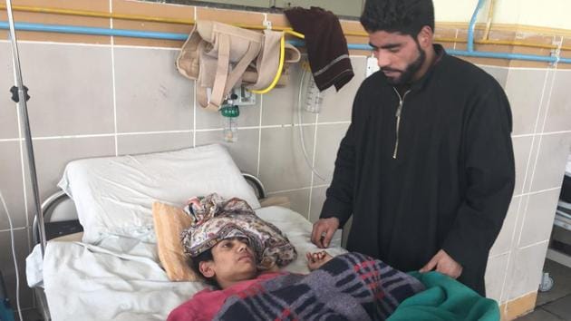 Shameema lies on a bed in the neurosurgery ward of Government Super Speciality Hospital in Shireen Bagh in Srinagar.(Waseem Andrabi/HT Photo)