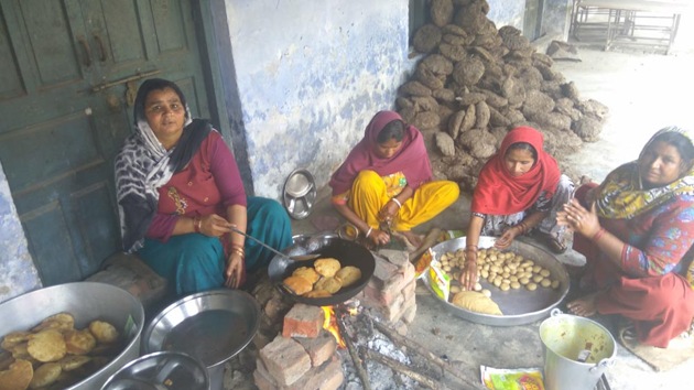 Mid-day meal being cooked with cow dung cakes at government high school in Lakkar village of Chhachroli block of Yamunanagar district. (HT Photo) Mid-day meal being cooked with cow dung cakes at government high school in Lakkar village of Chhachroli block of Yamunanagar district. (HT Photo)