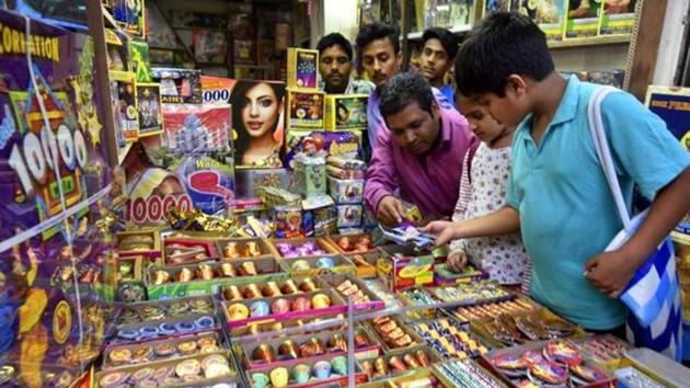 The ban on selling and stockpiling of firecrackers will continue in Delhi and NCR.(HT File Photo)