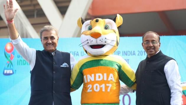 Indian sports minister Vijay Goel and All India Football Federation (AIFF) chief Praful Patel with Kheleo, the official mascot of FIFA U-17 World Cup 2017.(AIFF)