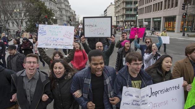 Demonstrators march near the White House to protest President Donald Trump’s immigration ban for seven predominantly Muslim countries, in Washington, Jan. 29. (NYT) Demonstrators march near the White House to protest President Donald Trump’s immigration ban for seven predominantly Muslim countries, in Washington, Jan. 29. (NYT)
