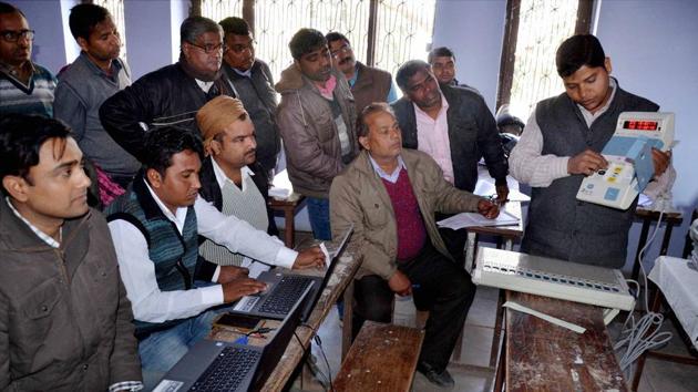 Officials demonstrate Electronic Voting Machines (EVMs) to poll officers at a training camp ahead of the Uttar Pradesh Assembly elections, in Mirzapur on Friday.(PTI Photo)