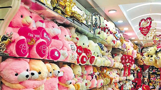 Valentine teddies displayed at a shop in Mohali. (Sushil Prajapati/HT Photo)