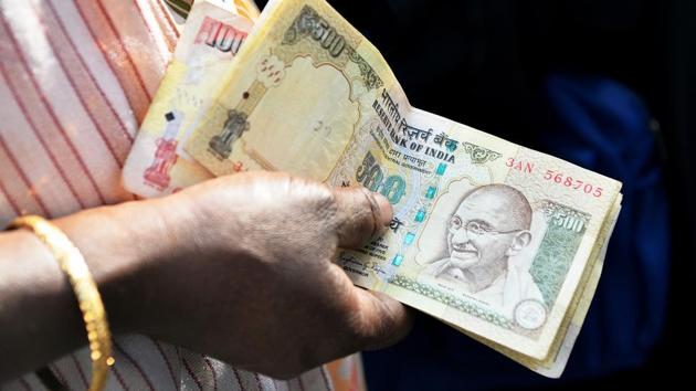 Demonetisation effect continues: 5 held in Ahmedabad with Rs 41.49 lakh ...