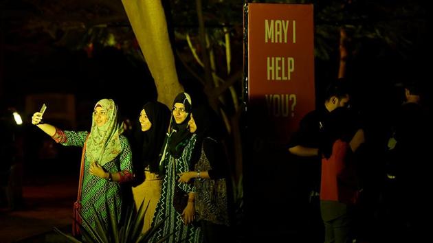 When the night sets in, it’s just another good time to take a selfie. (Anshuman Poyrekar/HT PHOTO) 