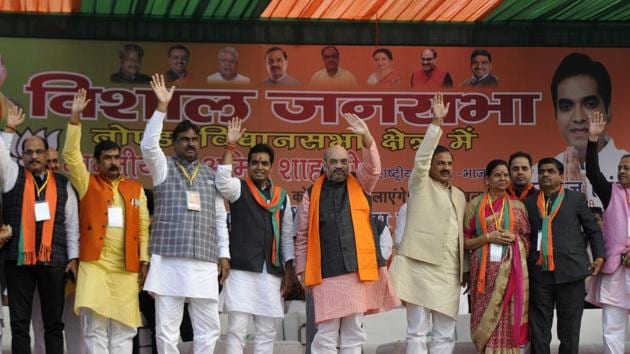 Bharatiya Janata Party president Amit Shah along with union minister Mahesh Sharma, Noida MLA Vimla Batham and BJP candidate for Noida, Pankaj Singh in a rally at Sector 44 in Noida on Sunday.(Sunil Ghosh / HT Photo)