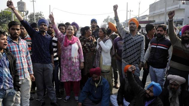Bikramjit Singh’s family members holding protest against Punjab police officials in front of police station Malerkotla in Sangrur district on Thursday.(Bharat Bhushan/HT)