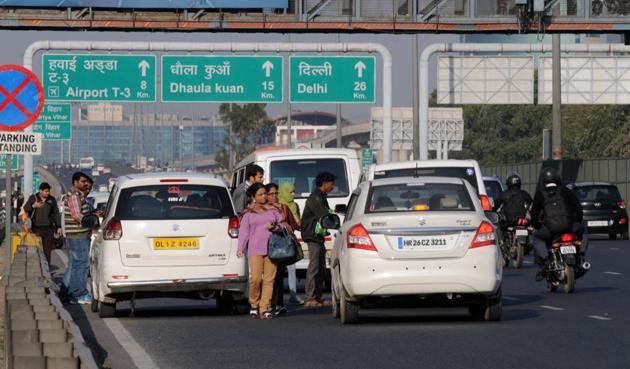Commuters scramble for a ride on the Delhi-Gurgaon Expressway on a manic Friday. (PARVEEN KUMAR/HT PHOTO) Commuters scramble for a ride on the Delhi-Gurgaon Expressway on a manic Friday. (PARVEEN KUMAR/HT PHOTO)