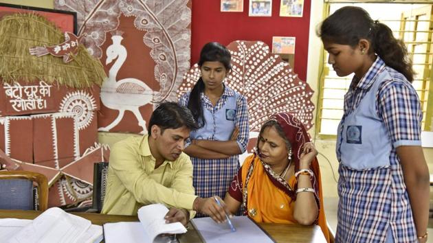 Unable to find land to build 500 “new” schools it promised two years ago, the Delhi government is constructing “new” classrooms in existing schools to increase enrolment.(Sanjeev Verma/HT Photo)