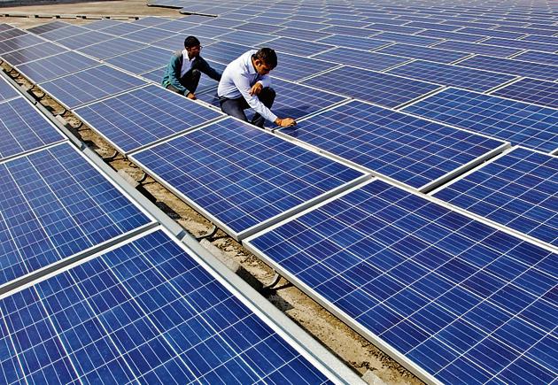 The Viviana mall in Thane became India’s first mall to have a solar power generating 11 lakh units of electricity per year. The solar power plant was inaugurated ijn 2016.(HT PHOTO)