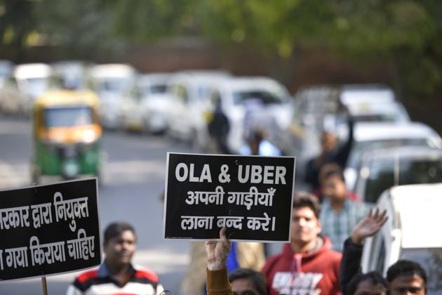 Hundreds of OLA-UBER drives protest for better rates at Jantar Mantar , in New Delhi.(Ravi Choudhary/HT PHOTO)