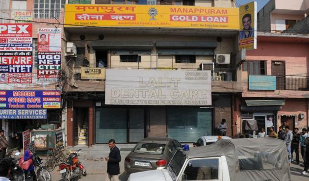 Armed men looted gold worth Rs10 crores from Manappuram Finance company on the busy New Railway road in Old Gurgaon on Thursday. (Parveen Kumar/HT) Armed men looted gold worth Rs10 crores from Manappuram Finance company on the busy New Railway road in Old Gurgaon on Thursday. (Parveen Kumar/HT)