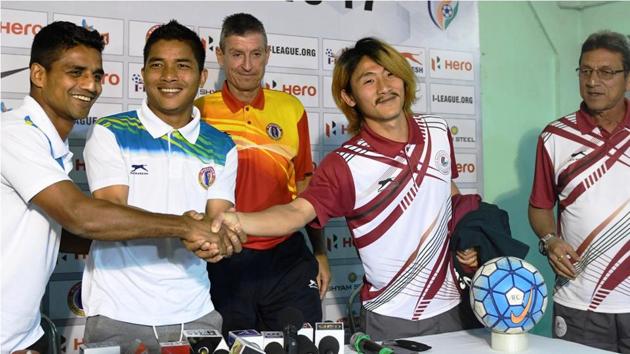 East Bengal’s Mehtab Hossain (left)and Robert Lalthlamuana shake hands with Mohun Bagan captain Katsumi Yusa as East Bengal coach Trevor Morgan (centre) and Mohun Bagan coach Sanjoy Sen (right) look on, ahead of their I-League derby in Siliguri, on Saturday.(AIFF)