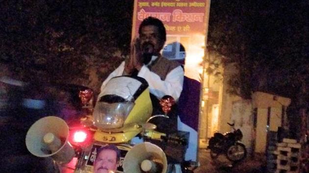 Kishan Lal campaigning on his scooter in Shahjahanpur. (HT Photo) Kishan Lal campaigning on his scooter in Shahjahanpur. (HT Photo)