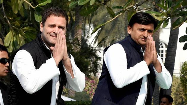 Uttar Pradesh CM Akhilesh Yadav and Congress vice-president Rahul Gandhi gesture during a joint press conference in Lucknow on Saturday.(PTI)