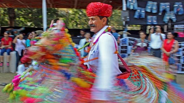 A traditional artiste shows how it’s done. (Satyabrata Tripathy/Hindustan Times) 