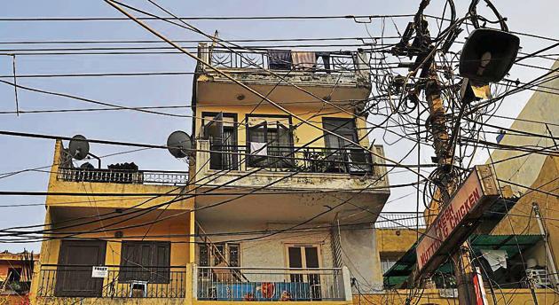 Residents don’t mind long power cuts in summer because electricity bills have been cut by half, a key election promise of AAP(HT Photo)