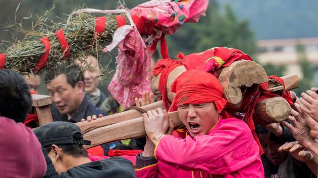 This picture taken on February 10, 2017 shows villagers taking part in the "beat the Buddha" celebration in Yuxi village. Villagers in China’s eastern Fujian province have a unique way of worshipping Buddha: they beat a rock statue of the diety to wish for a good new year and an abundant harvest. (AFP) This picture taken on February 10, 2017 shows villagers taking part in the "beat the Buddha" celebration in Yuxi village. Villagers in China’s eastern Fujian province have a unique way of worshipping Buddha: they beat a rock statue of the diety to wish for a good new year and an abundant harvest. (AFP)