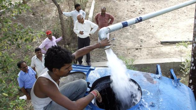 A lot of people depend on water tankers due to uneven supply of piped water.(HT Photo)
