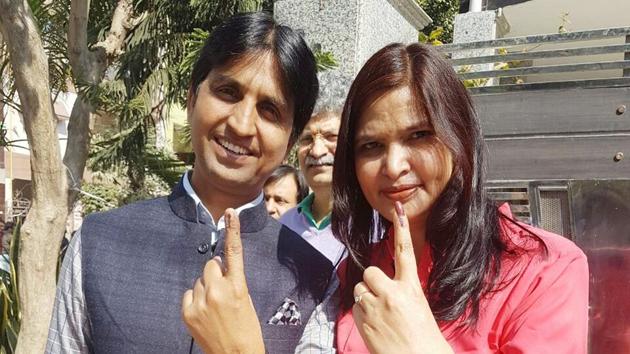 Aam Aadmi Party leader Kumar Vishwas with his wife Vasundhara show ink mark after casting their vote in Ghaziabad on Saturday. His party AAP is not contesting the elections but conducted several rallies across UP campaigning against the BJP and Prime Minister Narendra Modi. (HT Photo)