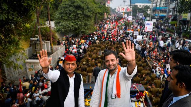 Congress party Vice President Rahul Gandhi (R) and Uttar Pradesh chief minister Akhilesh Yadav at an election rally, Agra, February 3, 2017 (AFP) Congress party Vice President Rahul Gandhi (R) and Uttar Pradesh chief minister Akhilesh Yadav at an election rally, Agra, February 3, 2017 (AFP)
