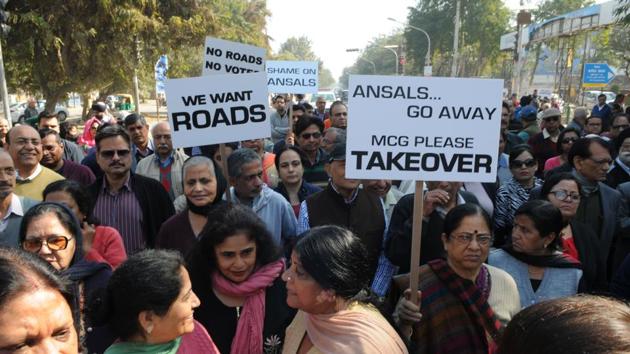 The demonstration was staged at the Vyapar Kendra market to vent their ire against authorities. (Parveen Kumar/HT Photo) The demonstration was staged at the Vyapar Kendra market to vent their ire against authorities. (Parveen Kumar/HT Photo)