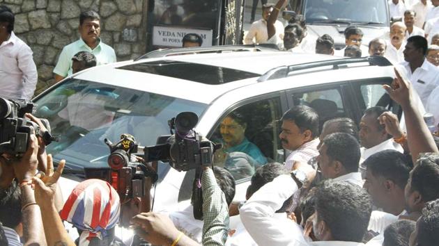 Sasikala on her way to meet AIADMK legislators at Golden Bay resort, in Chennai on Saturday. (HT Photo) Sasikala on her way to meet AIADMK legislators at Golden Bay resort, in Chennai on Saturday. (HT Photo)