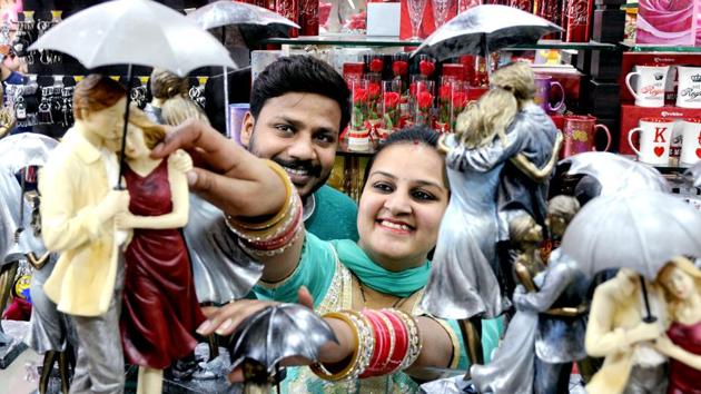 A newly married couple shops for a Valentine's Day gift in Patiala. (Bharat Bhushan /HT photo)
