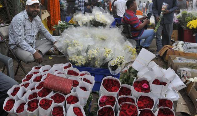 A bunch comprising 6 to 12 roses is priced around Rs. 60 in Ghazipur and Chattarpur mandi.(Sushil Kumar/HT Photo)