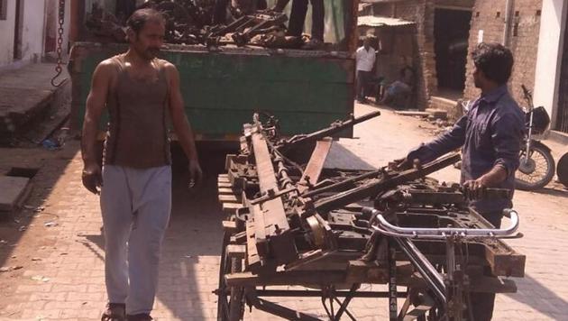 With many powerloom units having closed down due to losses, weavers are forced to sell costly machines to scrap dealers at throwaway prices.(HT Photo) With many powerloom units having closed down due to losses, weavers are forced to sell costly machines to scrap dealers at throwaway prices.(HT Photo)