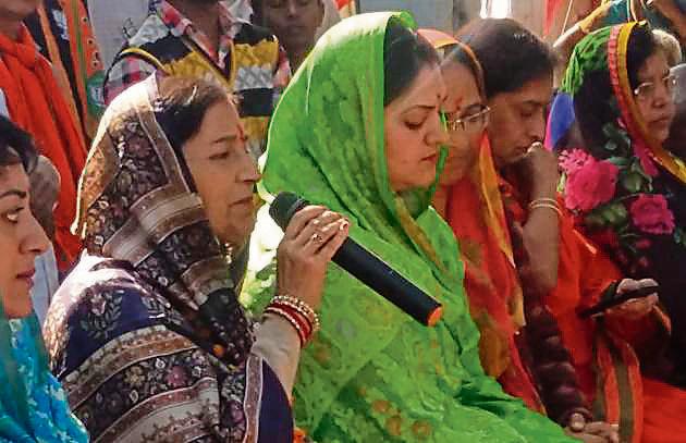 BJP candidate Garima Singh (with mic) is locked in a fight with Congress’ Amita Singh. (HT Photo) BJP candidate Garima Singh (with mic) is locked in a fight with Congress’ Amita Singh. (HT Photo)
