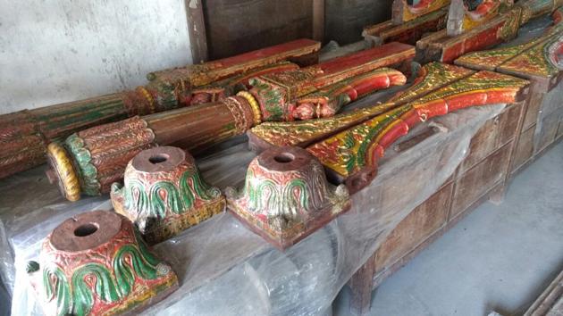 Saturday’s raid resulted into recovery of antique wooden sculptures and carvings: 12 ornately carved wooden columns with floral pilasters, 12 wooden archways with carvings of birds and flowers and 12 wooden pedestals.(HT photo)